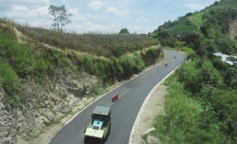  APLICAN PAVIMENTO EN UN SECTOR DE LA VIA MALAGA – LOS CUROS