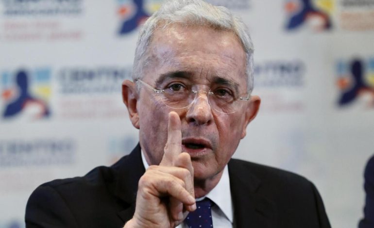  El expresidente de Colombia Álvaro Uribe es condenado a 12 años de prisión domiciliaria
