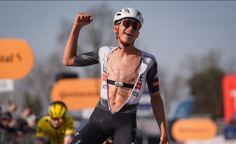  Isaac Del Toro gana la primera etapa del Tour de los Emiratos Árabes